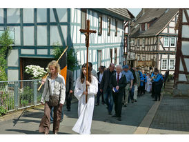 Bittprozession um den Kleinen Berg an Pfingstmontag (Foto: Karl-Franz Thiede)